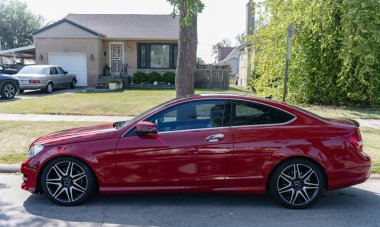 Park Ridge, Illinois, ABD - 25 Ağustos 2024: Mercedes Benz C 2014 otomobil. Mercedes Benz C tipi lüks bir araba. Mercedes Benz 'in arabası dışarıda park edilmiş. Mercedes Benz C, yan görünüm.