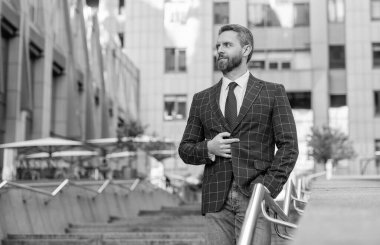 Takım elbiseli zengin adam. Finansal bölge. Ticari başarı hırslı bir adam. İş görüşmelerinden sonra şehirde başarılı bir iş adamı. İş adamının iş başarısı. Resmi takım elbiseli bir iş adamı..