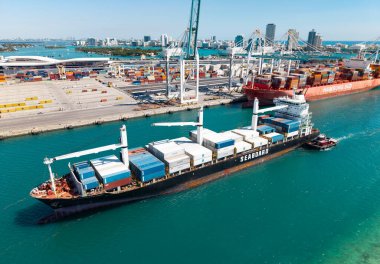 Miami, Florida, ABD - 20 Mart 2025: Kargo gemisi. Miami limanı. Monrovia konteynırı gemisi. Kargo Seaboard Explorer konteynır gemisi, insansız hava aracı görüntüsü. Yük konteynırı kargo gemisi ve römorkör..