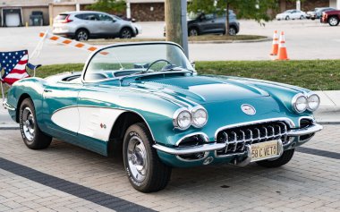 Park Ridge, Illinois, ABD - 22 Ağustos 2024 Chevrolet Corvette C1 'in üstü açık arabası. Chevy Corvette. Dönüştürülebilir araba otomobil fuarına park edilmiş, köşe manzaralı. 1958 Chevrolet Corvette C1 retro araba.