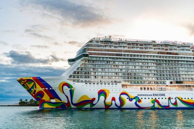 Miami, Florida, ABD - 23 Aralık 2024 Norveç yolcu gemisi. Gemi turu ve deniz seyahati. Gemi kalkıyor. Norveçli bir yolcu gemisi yolculuğu. Yaz tatilinde gezmek.