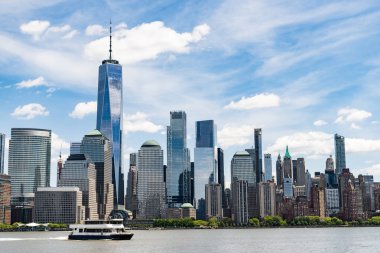 New Jersey 'den New York. Manhattan güzel silueti, New York, Birleşik Devletler. Manhattan 'ın ortasındaki New York şehrinin gökyüzü manzarası. ABD, New York, New York, Manhattan. New York gökdelenleri
