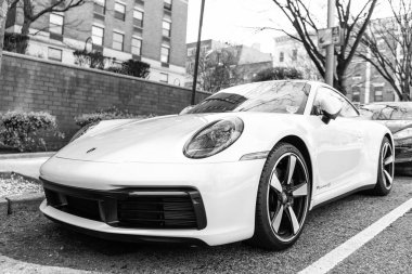New York City, ABD - 31 Mart 2024: Porsche 992 açık hava, alçak görüş.