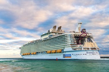 Miami, Florida, ABD - 23 Aralık 2024 yaz tatili. Royal Karayipler Uluslararası yolcu gemisi. Gemi turu. Lüks gemi gezisi. Deniz Yolcuları Seyahat Senfonisi. Okyanus yolculuğu.