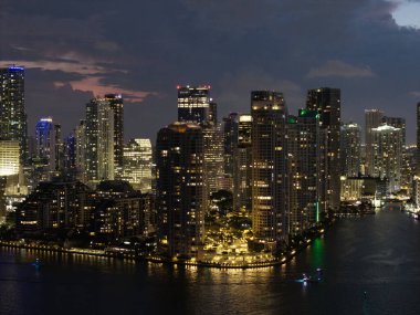 Gün batımında Miami Brickell 'in ünlü simgeleri. Miami 'deki Brickell' in insansız hava aracı görüntüsü. Brickell bölgesinde iş. Biscayne Körfezi Florida ikonik şehir kıyıları gündüz gözüyle