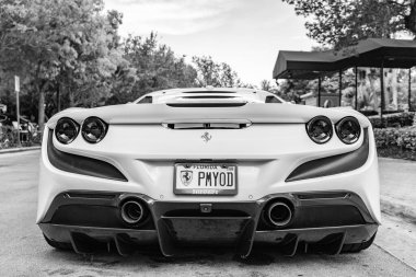 Miami Beach, Florida USA - 9 Haziran 2024 Ferrari 488 GTB Miami plajında. Beyaz Ferrari 488 GTB özel Ferrari araba modelidir