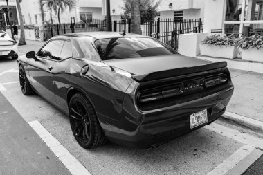 Miami Beach, Florida USA - 9 Haziran 2024 Dodge Challenger GT Miami Beach 'te. Dodge Challenger GT klasik Amerikan arabası. Turuncu ve siyah Dodge Challenger GT