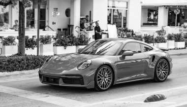 Miami Beach, Florida USA - 6 Haziran 2024: Porsche 911 Turbo S Miami Beach Ocean Drive 'da. Miami 'de mavi Porsche 911 Turbo S