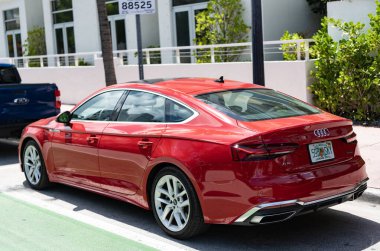 Miami, Florida, ABD - 02 Nisan 2025: lüks araba Audi A5 S. Audi A5 S dışarıda park halinde. Kırmızı araba, köşe manzaralı. 2024 Audi A5 S arabası.