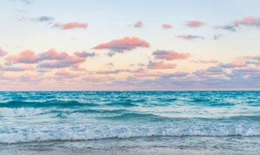 Okyanusta gün batımı. Yaz tatilinde gün batımı deniz manzarası. Deniz kıyısında gün doğumu. Denizde dramatik gündoğumu ufku. Günbatımı deniz manzarasında romantik bir yaz tatili. Huzur ufku.