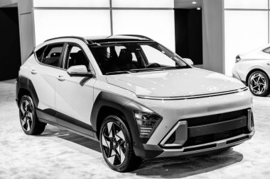 New York City, ABD - 27 Mart 2024 Hyundai Kona arabası New York Uluslararası Otomobil Fuarı, köşe manzaralı.