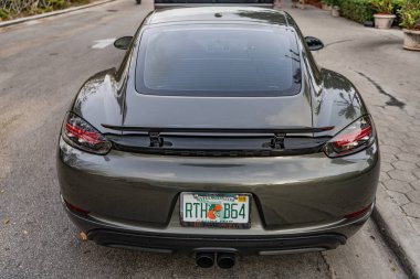 Miami, Florida, ABD - Nisan 06, 2025 Brown arabası, arka manzara. Porsche 718 Cayman coupe arabası. Lüks araba Porsche Cayman. Porsche Cayman 'ın arabası dışarıda park edilmiş.