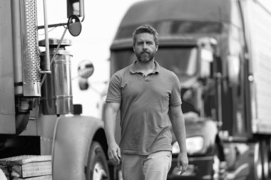 Kamyonetin yanında bir adam var. Kamyon şoförü. Amerikalı sürücü. Kamyon sahibi. Nakliye araçları. Kamyonetin önünde poz veren İspanyol bir adam. Yarı kamyon aracı. Kamyon şoförü..