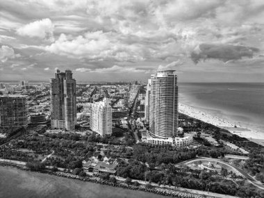 Miami 'nin silüeti. Miami güney sahili hava manzaralı. Şehrin gökdelen mimarisi ve marinası. Miami, Florida 'nın gökyüzü manzarası. Şehrin mimarisi bu işte. Şehir merkezi ufuk çizgisi.