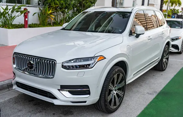 Miami, Florida, ABD - 07 Nisan 2025: lüks SUV arabası Volvo XC90. Volvo XC90 dışarıda park halinde. Beyaz hibrit araba, alçak köşe manzaralı. 2024 Volvo XC90 Yeniden Şarj Ekle Hibrit SUV araba.