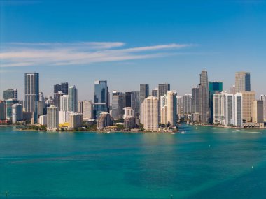 Şehir manzarası silüeti. Miami 'deki Brickell binası. Gökdelen mimarisi olan Brickell Skyline. Şehir silüeti. Panoramik manzara. Florida, Brickell Key 'den Miami' ye. Şehir merkezindeki gökdelen.