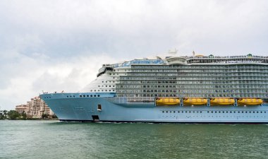 Gemi turu ve deniz seyahati. Lüks yolcu gemisi yolculuğunun havadan görünüşü. Gemi Miami sahil limanından ayrılıyor. Miami turu. Gemi seyahati. Yaz tatilindeki deniz yolculuğunun havadan görünüşü. Gezi eğlencesi.