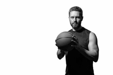 Kaslı adamın spor motivasyonu var. Spor ve hobi. Basketbolcu adam profesyonel oynuyor. Sahada basketbol topu olan bir adam. Profesyonel basketbolcu eğitimi, izole edilmiş beyaz. Koç taktikleri.