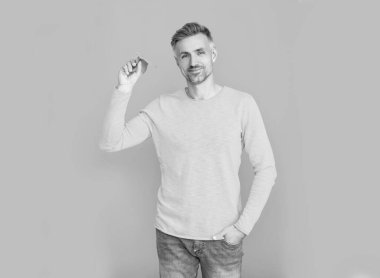 Oyuncak uçağı olan olgun bir adam. Fikri güçlendir. İş kurma başarısı. Rüya gören adam. Bir fikir uydur. Amaçlar ve ilham. İşi güçlendirecek bir adam. Fırlatma konsepti.