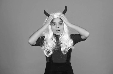 Tüm Cadılar Bayramı parti kutlaması. Cadılar Bayramı eğlencesi. Dişi şeytanın Cadılar Bayramı partisinde aksesuarı var. Mutlu Cadılar Bayramı. Cadılar Bayramı partisinde turuncu üzerine izole edilmiş dişi şeytan. Şaka mı şeker mi?.