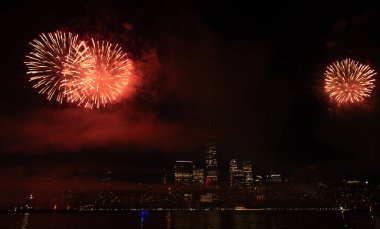 New York Manhattan havai fişekleri arifesinde. Manhattan 'da havai fişekler. New York 4 Temmuz Havai fişekleri. Flashing Fireworks ile New York City Skyline Manhattan. Bağımsızlık Günü