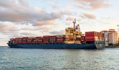 Miami, Florida, ABD - 25 Kasım 2024: konteyner gemisi. Kargo Annie B Monrovia gemi hizmetleri limandan ayrılan konteynır, hava manzaralı. Kargo gemisinde nakliye konteynırı. Kargo gemisi.