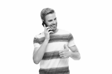 Adam akıllı telefonda konuşuyor. Telefon var. Mobil iletişim. İletişim. Akıllı telefondan konuşan adam beyazda izole edilmiş. Millennial Man 'in telefon görüşmesi var. Ses bağlantısı. Başparmak yukarı..