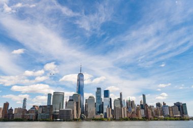 New York finans bölgesi manzarası Paulus Kanca İskelesi Jersey City, New Jersey 'de. New York, ABD. Manhattan, New York, New York, New York, Skyline. New York 'taki Lower Manhattan ve One World Trade Center, New Jersey Panoramic view on Manhattan