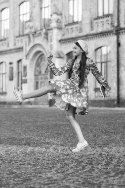 Bilgi ve eğitim. Okul eğitimi. Öğrenci hayatı. Genç kız okula geri dönüyor. Bilgi toplama günü. Okuldaki eğitim. Kız öğrenci dışarı atlıyor. 1 Eylül. Ders çalışma zamanı. Mevsimlik satış.