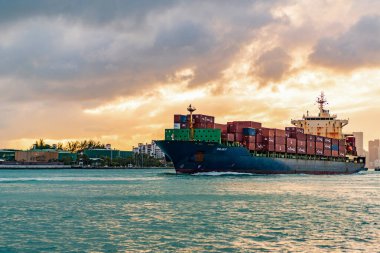 Miami, Florida, ABD - 16 Aralık 2024: Kargo gemisi. Günbatımında Miami Limanı. Konteyner gemisi. Kargo Chloe D Monrovia gemisi, konteynır ve ihracat. Kargo gemisinde nakliye konteynırı.