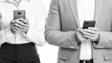 İş arkadaşı internette sohbet ediyor. İş sohbeti iletişimi. İnternet sohbeti. İş adamı ve kadın telefon kullanır. İki iş ortağı blogda sohbet ediyor. kırpılmış görünüm.