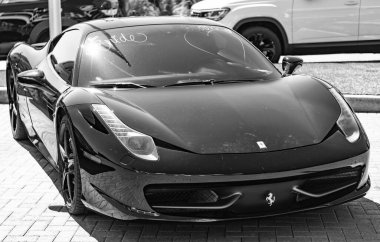 Seattle, WA, ABD -3 Temmuz 2024: 2014 Ferrari 458 Italia siyah rengi. Ön manzara. Ferrari lüks bir italyan üreticisi. Ferrari en pahalı arabalardan biridir..