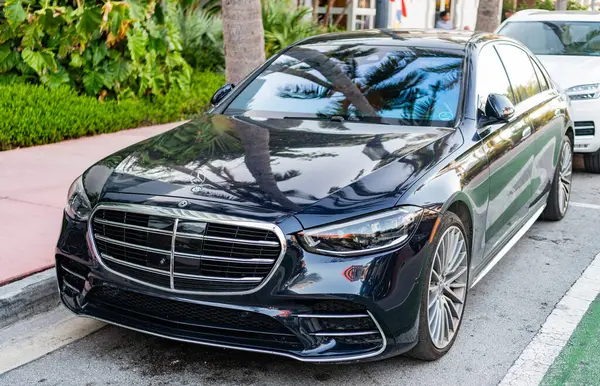 Miami, Florida, ABD - 07 Nisan 2025 Mercedes Benz S Sedan Car. Lüks sedan Mercedes Mercedes Mercedes Mercedes Mercedes Mercedes Benz açık havada parladı. Siyah araba, alçak görüş..