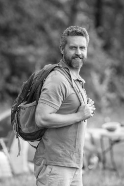 Yaz kampı ve doğa tatili. Yaz kampındaki adam. Kamp macerası. Yürüyüş konsepti. Kamp çadırı. Ormanda çadırda çadırda bir adam var. Bir yaz günü doğa yürüyüşçüsü. Açık havada hayatta kalma becerileri.