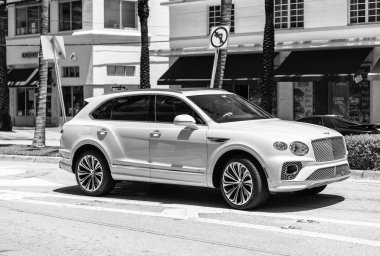 Miami Beach, Florida USA - 5 Haziran 2024 Bentley Bentayga Miami Beach Ocean Drive Street 'te.