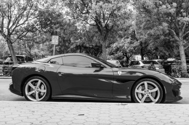 Miami Beach, Florida USA - 10 Haziran 2024: 2019 Ferrari Portofino Miami plajında kırmızı. Ferrari lüks İtalyan markasıdır..
