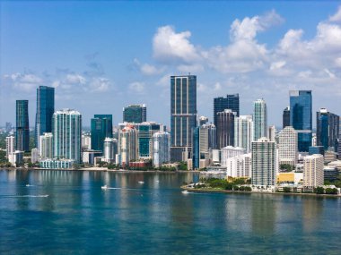 Brickell gökdelenlerinin hava görüntüsü. Miami şehir merkezinin modern manzarası. Panoramik Miami kıyı şeridinin üzerinde ufuk çizgisi