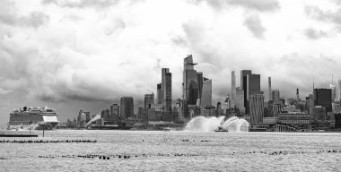 New York, ABD - 11 Temmuz 2023: New York 'ta Manhattan' ın yanında Norveçli Neşe Yelkenlisi yolcu gemisi. New York Manhattan 'ın Skyline' ı Hudson Nehri yolcu gemisi NCL 'de seyrediyor..