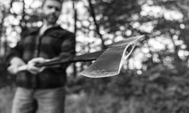 Odun kesiyorum. Keskin bıçak. Vahşilik ve erkeklik. Baltalı oduncu seçici odaklı. Acımasız oduncu. Oduncu tarzı. Baltalı bir adam. Balta insanın elinde odun kesiyor..