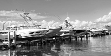 Lüks Güney Sahili marinası. Miami şehir marinası etkileyici bir yat ve teknesi var. Lauderdale Kanalı 'na demirlemiş lüks bir yat. Miami sahilinde lüks bir yat. Miami Beach, Florida 'daki Marina' da. Motor yatı.