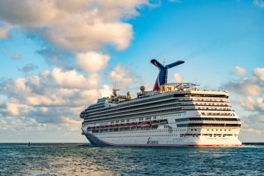 Miami, Florida, ABD - 10 Aralık 2024: Karnaval Gündoğumu yolcu gemisi yolculuğu. Yaz tatilinde gemi turu. Karnaval yolcu gemisi. Gemi turu ve deniz seyahati. Gemi Miami limanından ayrılıyor..
