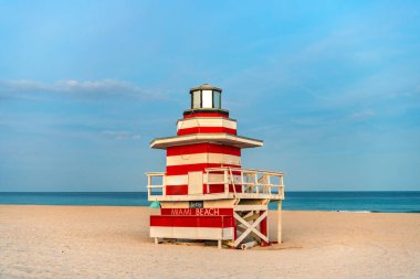 Miami Sahil İskelesi. Miami Sahili 'ndeki ikonik cankurtaran kulesi. Miami sahili sahili manzaralı. Ünlü Güney Sahili cankurtaranı. Miami 'deki tropik cennet. Miamis sahilinde Art Deco cankurtaranı