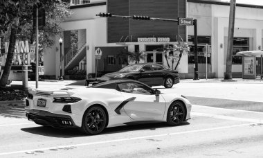 Miami Beach, Florida USA - 9 Haziran 2024: Chevy Corvette 3LT Miami Beach 'te. Kireç sarısı Chevy Corvette 3LT