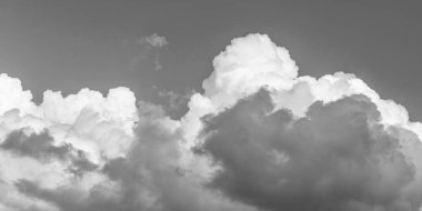 Gökyüzünde bulutlar olan mavi gökyüzü. Bulutlu güzel mavi gökyüzü arkaplanı. Doğal ve bulutlu taze mavi gökyüzü arkaplanı. Mavi gökyüzünde beyaz kabarık bulutlar