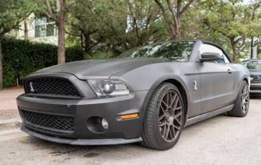 Miami, Florida, ABD - 02 Nisan 2025 üstü açık lüks araba Ford Shelby GT500. Araba Ford Shelby GT500 açık havada park edilmiş. Siyah mat üstü açık araba, köşe manzaralı. 2022 Ford Shelby GT500 üstü açık araba.
