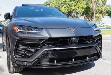 Miami, Florida, ABD - 02 Aralık 2024 Lamborghini Urus lüks SUV mat siyah araba. Lüks arazi aracı Lamborghini Urus. Araba siyah Lamborghini Urus dışarı park etmiş. Lamborghini Urus, köşe manzaralı..