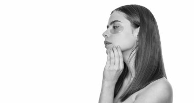 Göz altları kolajen pedlerle kaplı güzel bir kadın yüzü. Taze, sağlıklı cilt için, göz altı yamalı..