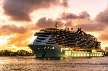 Miami, Florida, ABD - 16 Aralık 2024: MSC Sahil Seyahati. Yaz tatilinde gemi turu. MSC yolcu gemisinde. Gemi turu ve deniz seyahati. Geceleyin aydınlanan gemi.