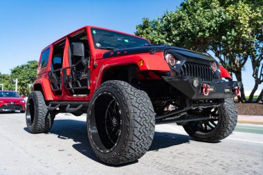 Miami, Florida, ABD - 23 Kasım 2024: Jeep Wrangler SUV arabası. Jeep Wrangler SUV tipi lüks bir araba. Jeep Wrangler 'ın arabası dışarıda park edilmiş. Jeep Wrangler, düşük açı görünümü.