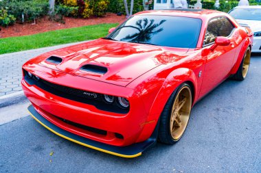 Miami, Florida, ABD - 13 Nisan 2025 Spor araba Dodge Challenger SRT Hellcat. Dodge Challenger SRT arabası park edilmiş. Kırmızı spor araba, ön köşe manzaralı. 2018 Dodge Challenger SRT Helkatlı spor araba.